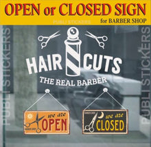 Carica l&#39;immagine nel visualizzatore di Gallery, TARGHETTA BARBERSHOP &quot;OPEN-CLOSED&quot; VINTAGE STYLE HAIR CUTS&quot; DIMENSIONI: 17X9cm
